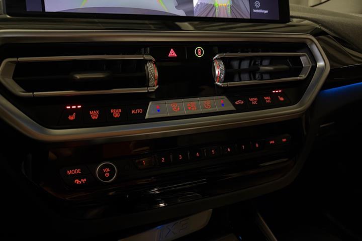 Orange BMW iX3 fra 2023
