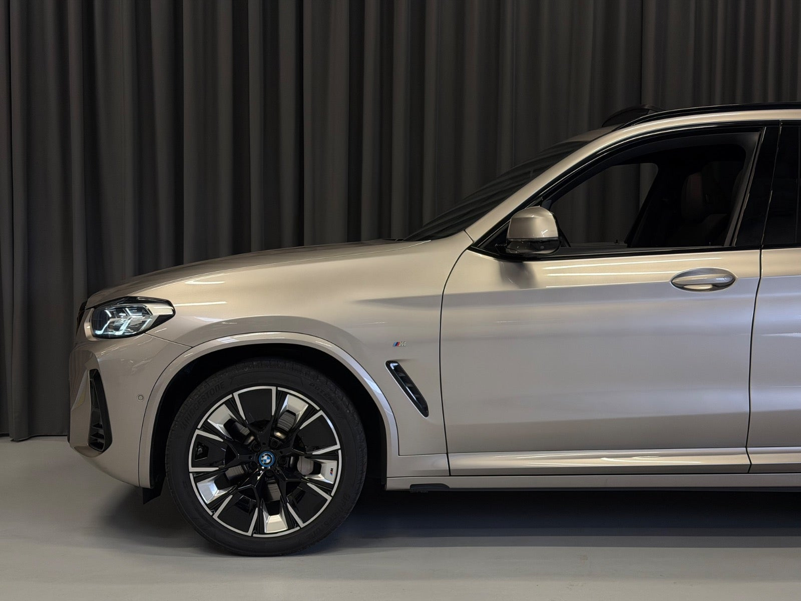 Orange BMW iX3 fra 2023
