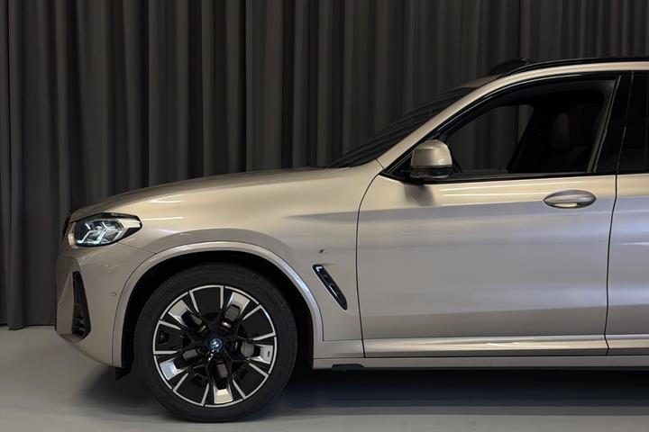 Orange BMW iX3 fra 2023