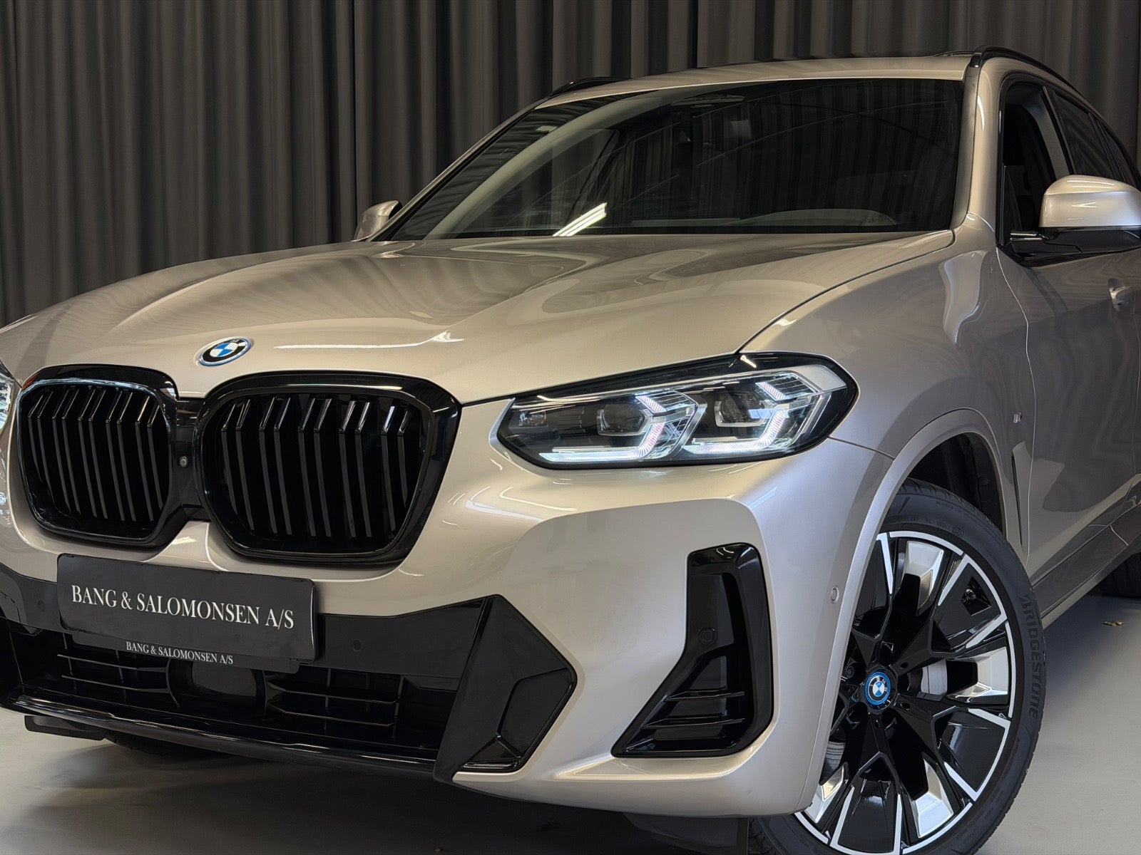 Orange BMW iX3 fra 2023
