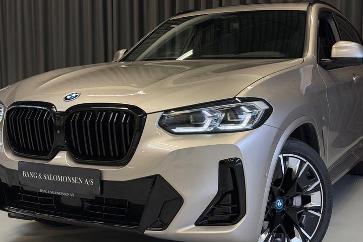 Orange BMW iX3 fra 2023