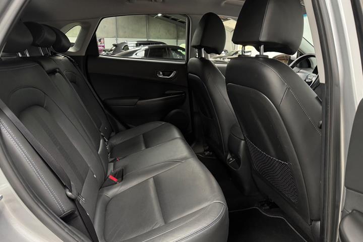 Sølv Hyundai Kona fra 2022
