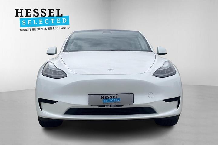 Hvid Tesla Model Y fra 2023