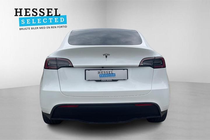 Hvid Tesla Model Y fra 2023
