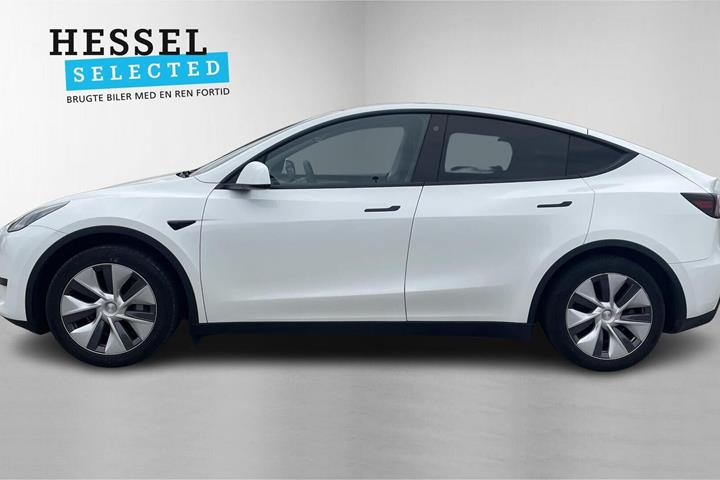 Hvid Tesla Model Y fra 2023