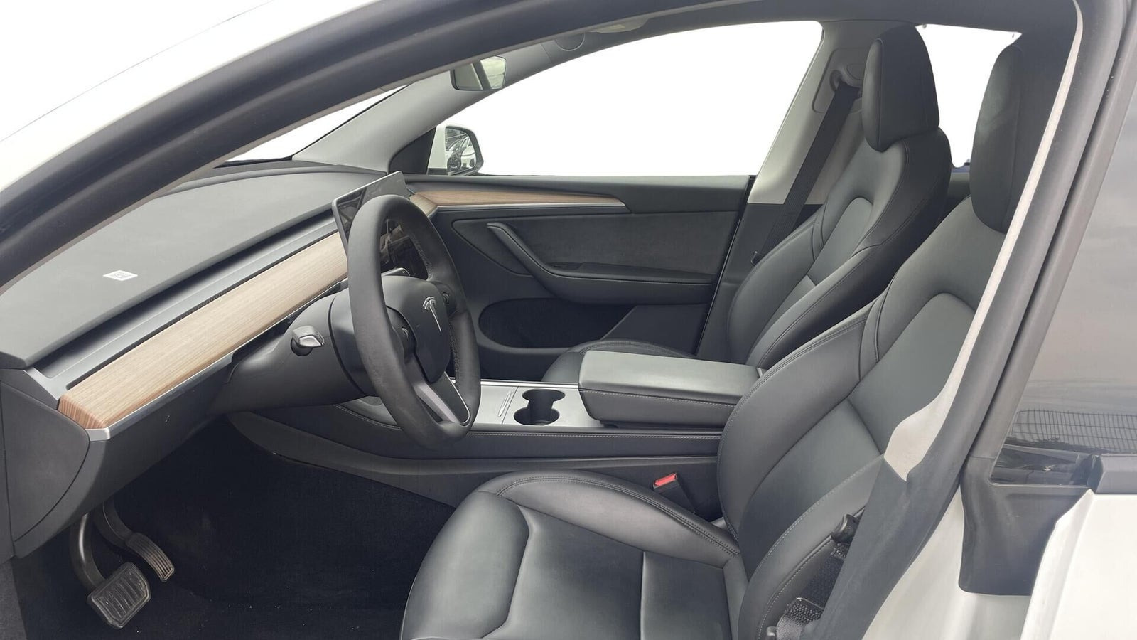 Hvid Tesla Model Y fra 2023