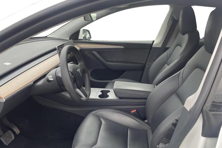 Hvid Tesla Model Y fra 2023