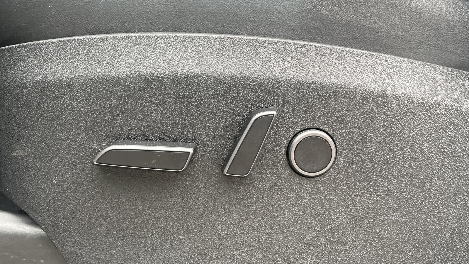 Hvid Tesla Model Y fra 2023