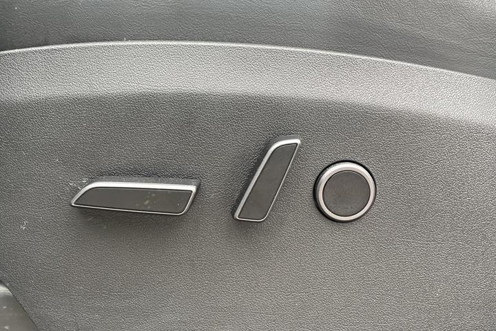 Hvid Tesla Model Y fra 2023