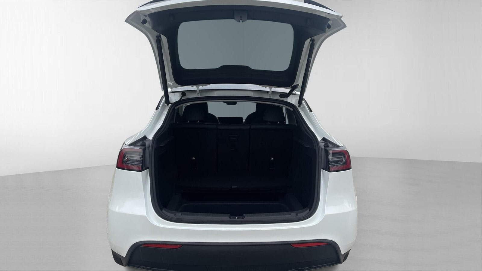 Hvid Tesla Model Y fra 2023