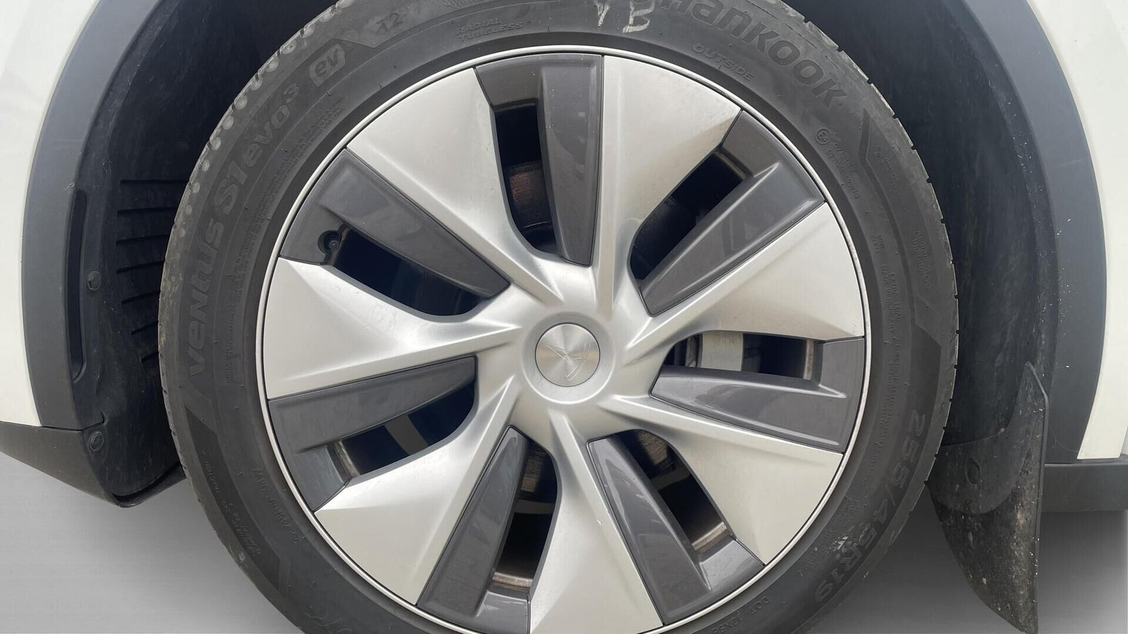 Hvid Tesla Model Y fra 2023