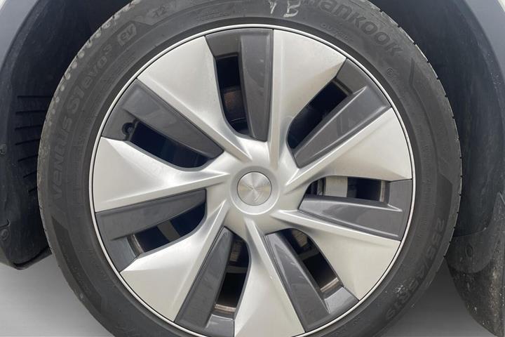 Hvid Tesla Model Y fra 2023
