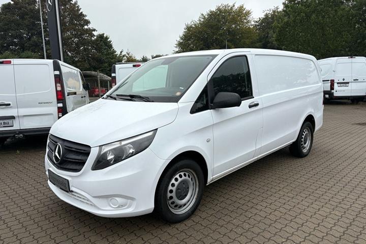 Hvid Mercedes Vito 114 fra 2022