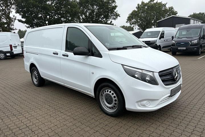 Hvid Mercedes Vito 114 fra 2022