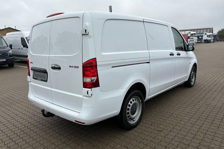 Hvid Mercedes Vito 114 fra 2022