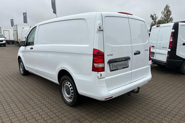 Hvid Mercedes Vito 114 fra 2022