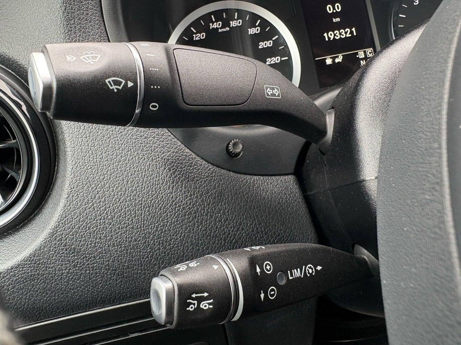 Hvid Mercedes Vito 114 fra 2022