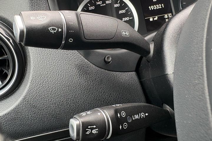 Hvid Mercedes Vito 114 fra 2022