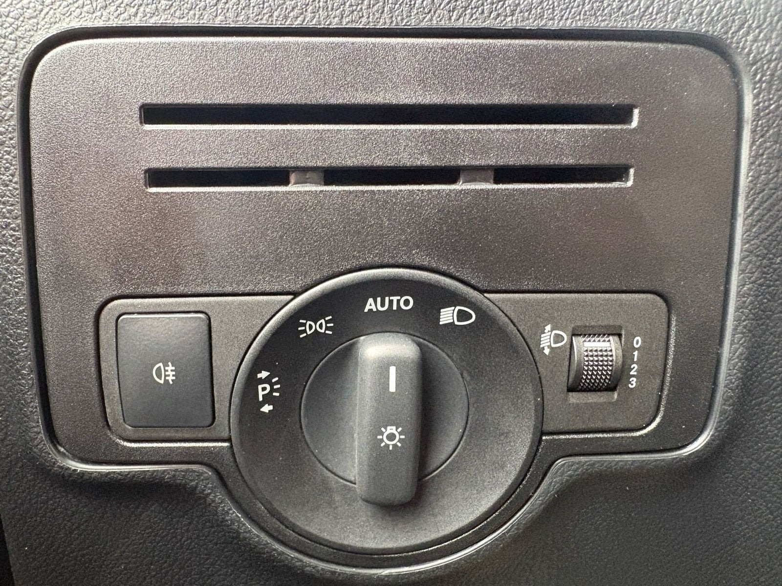 Hvid Mercedes Vito 114 fra 2022