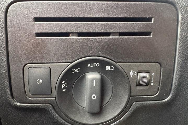 Hvid Mercedes Vito 114 fra 2022