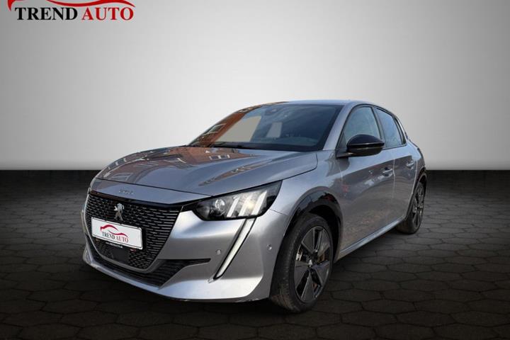 Grå Peugeot e-208 fra 2023 set udefra