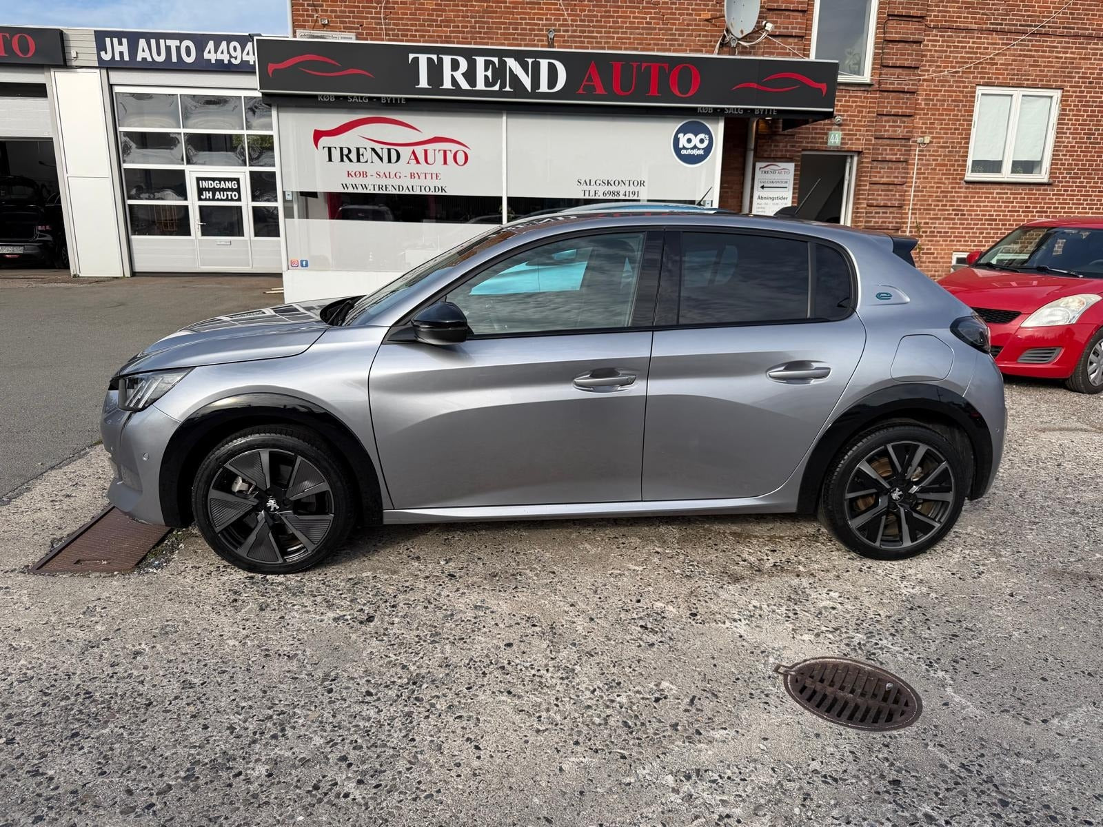 Grå Peugeot e-208 fra 2023