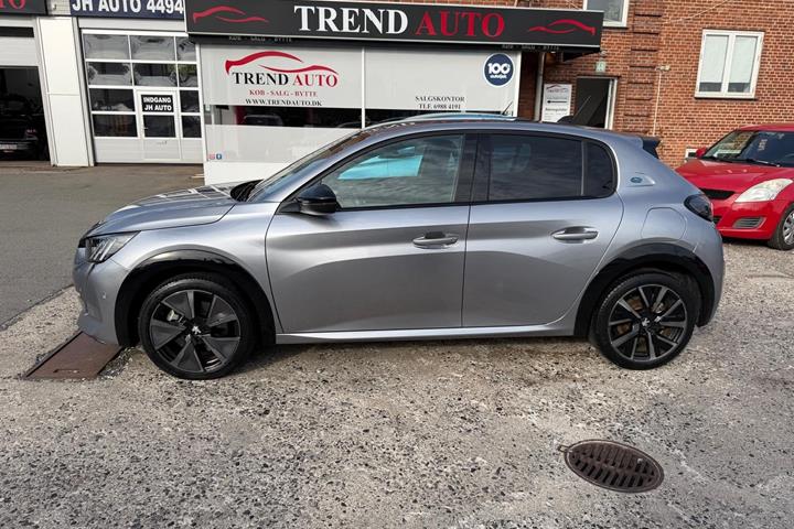Grå Peugeot e-208 fra 2023