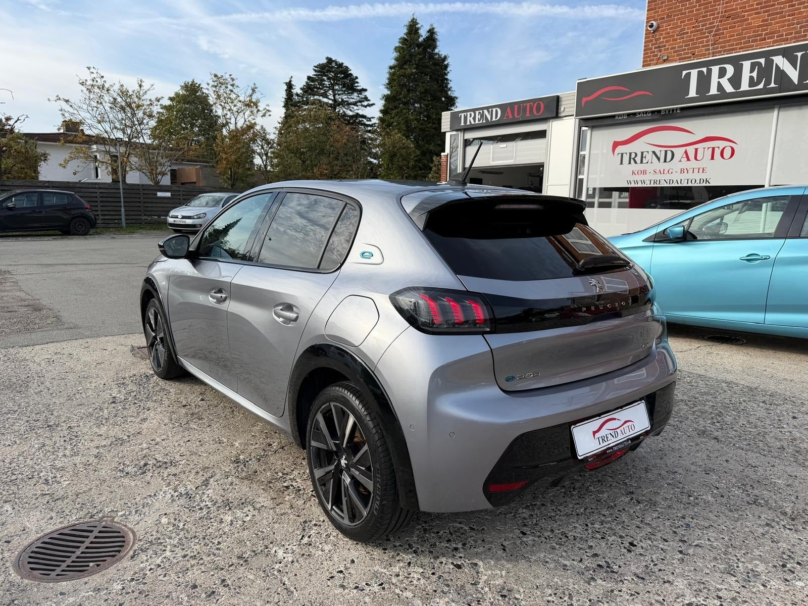 Grå Peugeot e-208 fra 2023