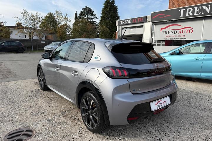 Grå Peugeot e-208 fra 2023