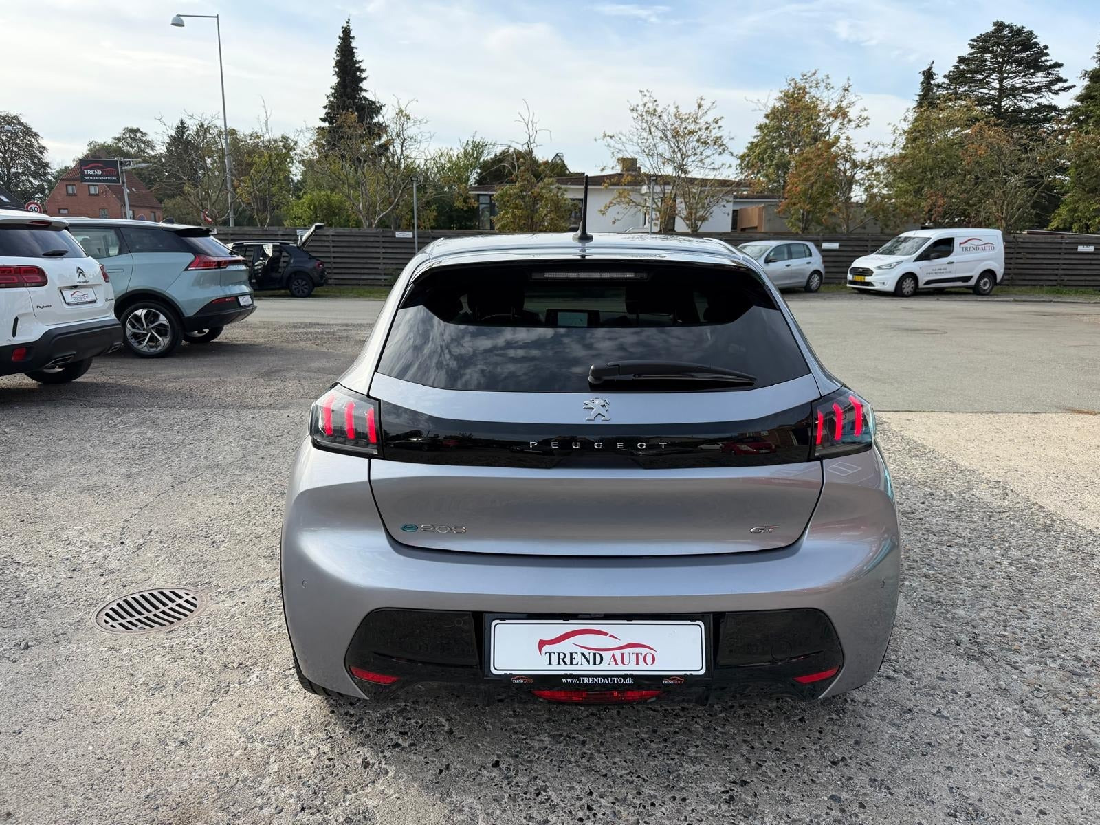 Grå Peugeot e-208 fra 2023