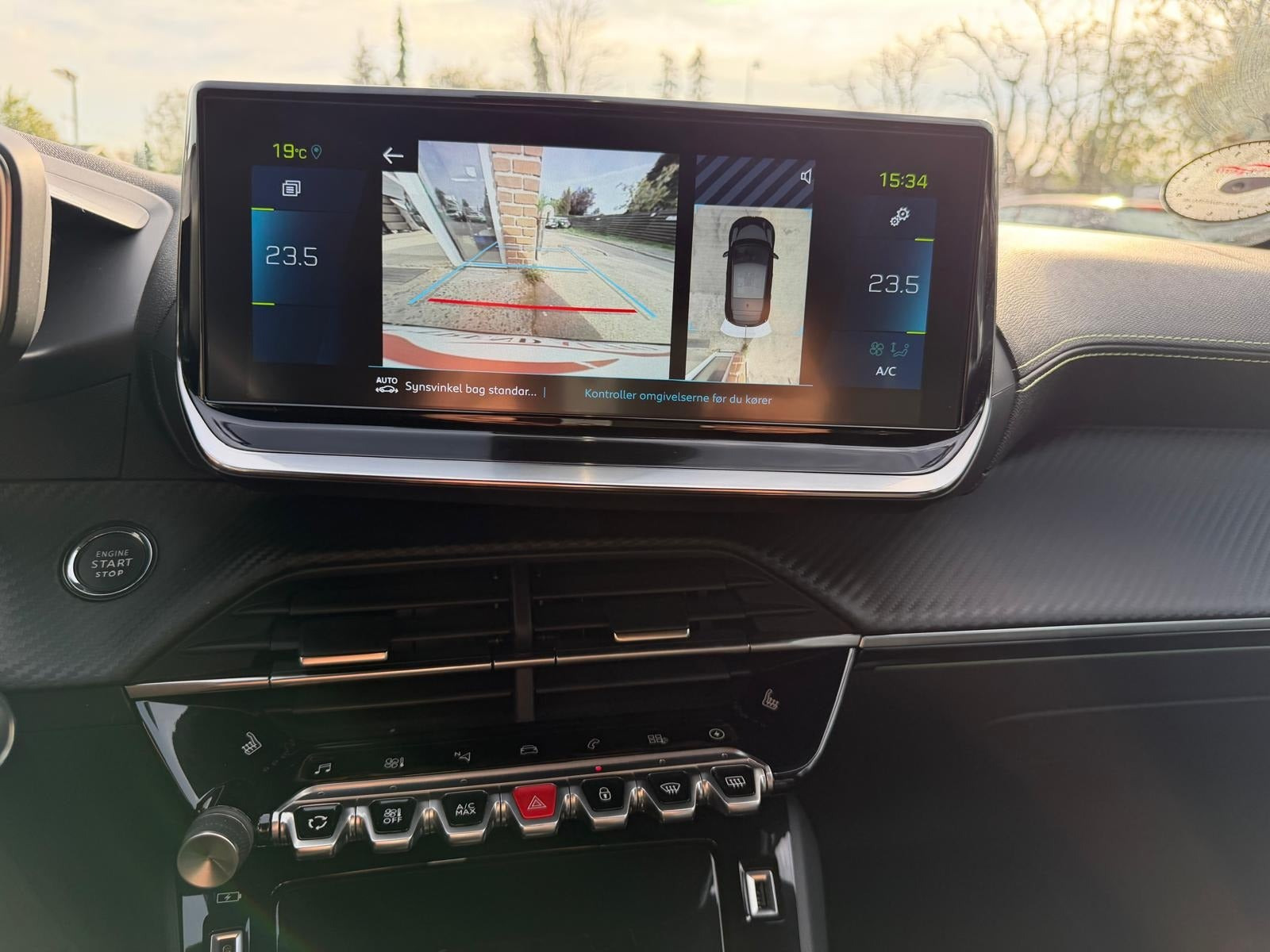 Grå Peugeot e-208 fra 2023