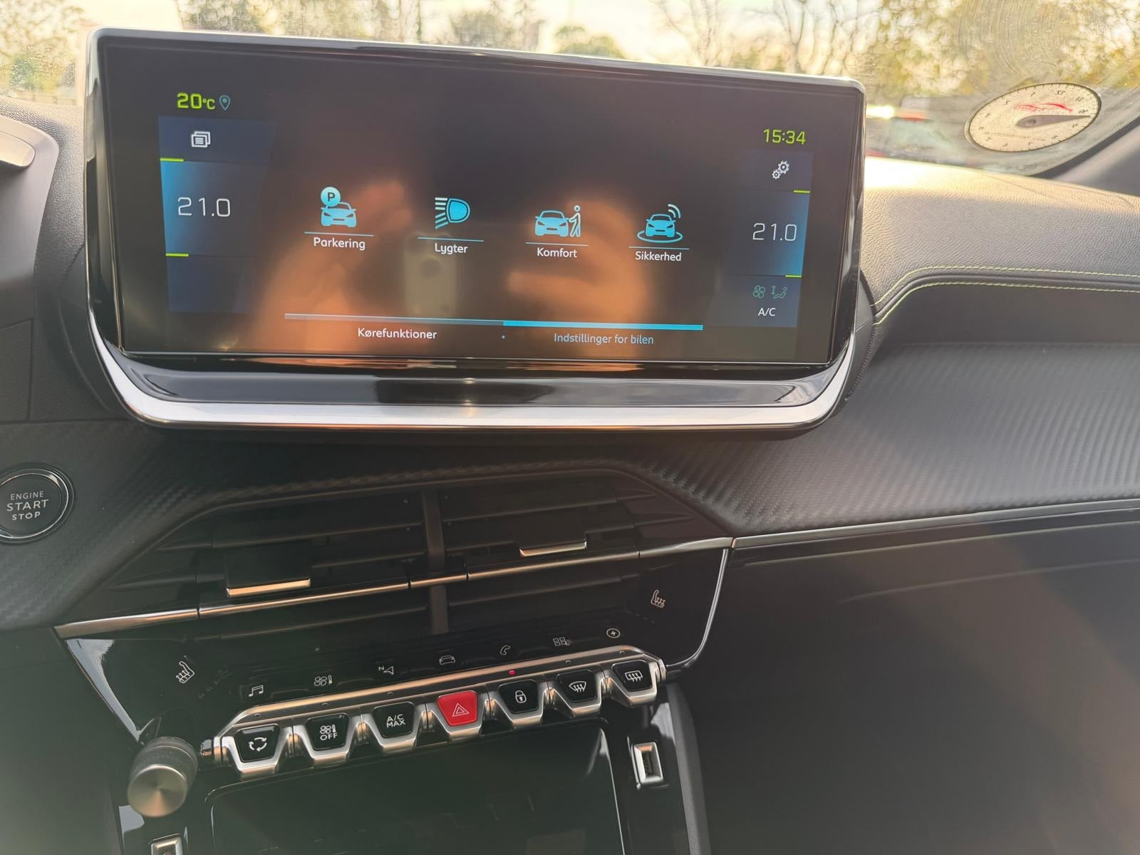 Grå Peugeot e-208 fra 2023
