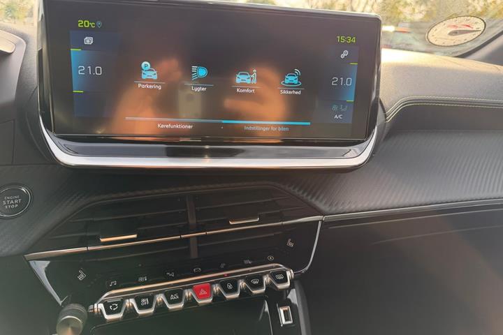 Grå Peugeot e-208 fra 2023