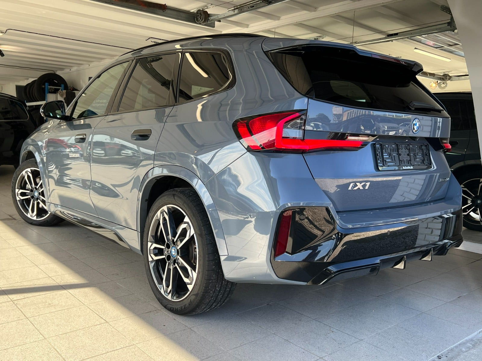 Grå BMW iX1 fra 2023