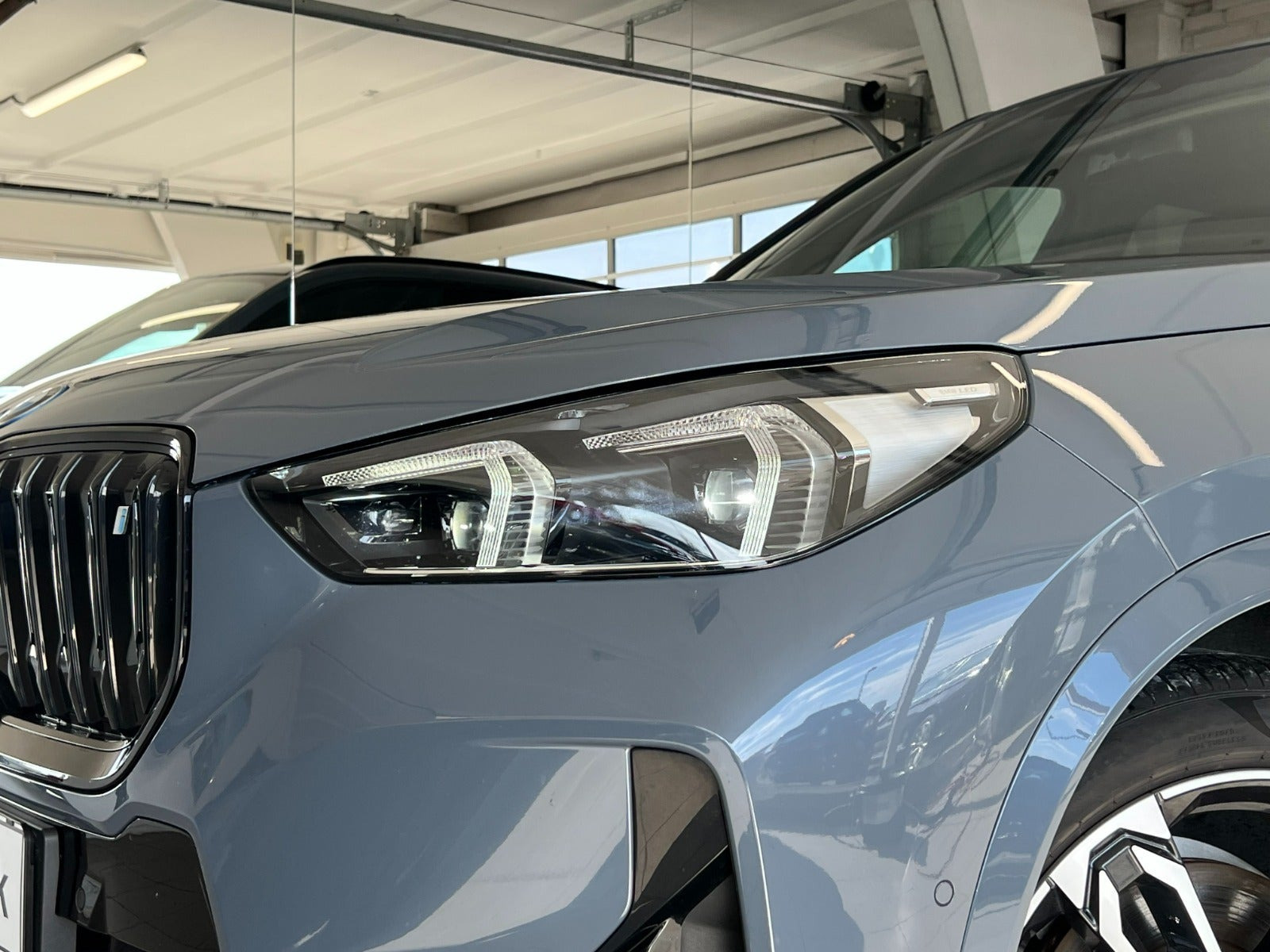 Grå BMW iX1 fra 2023
