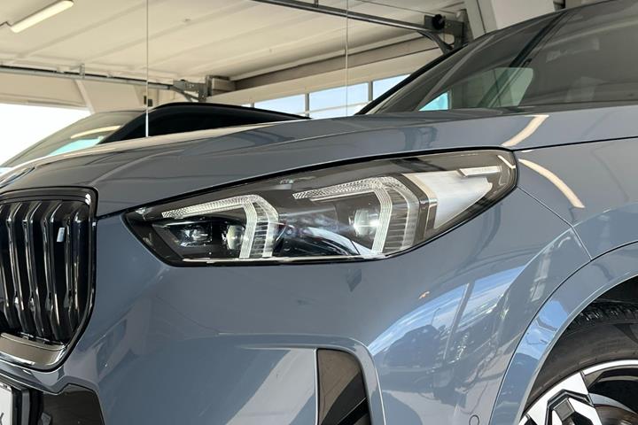 Grå BMW iX1 fra 2023