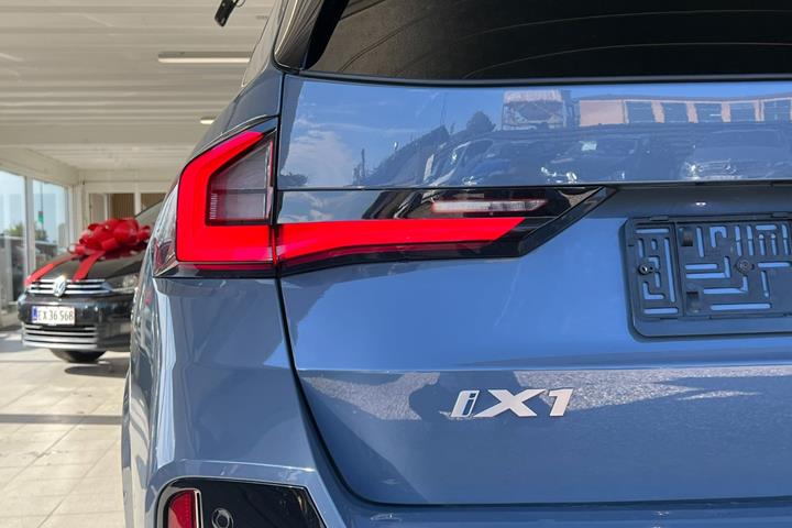 Grå BMW iX1 fra 2023