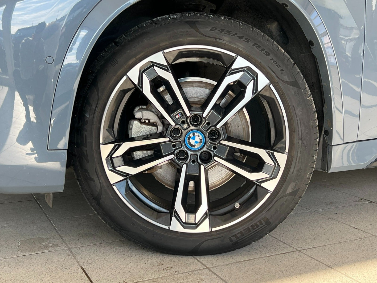 Grå BMW iX1 fra 2023