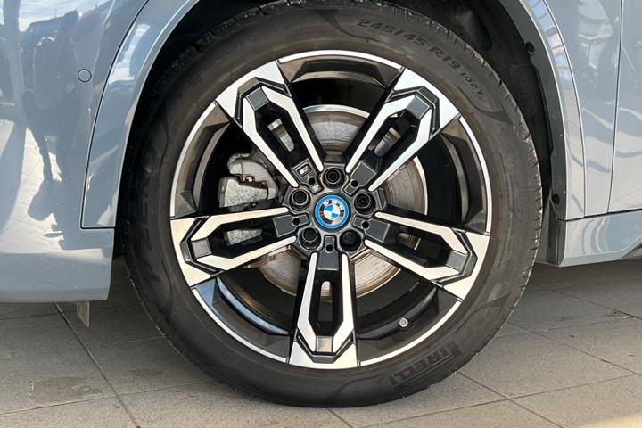 Grå BMW iX1 fra 2023