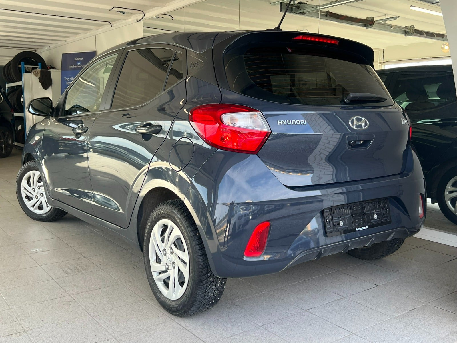 Grå Hyundai i10 fra 2022