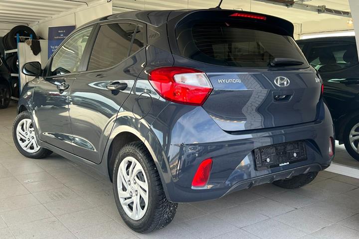 Grå Hyundai i10 fra 2022