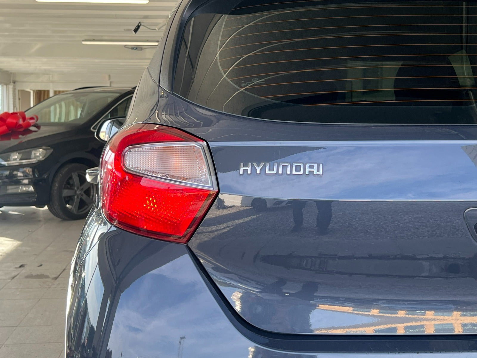 Grå Hyundai i10 fra 2022