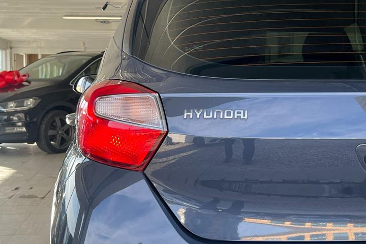 Grå Hyundai i10 fra 2022