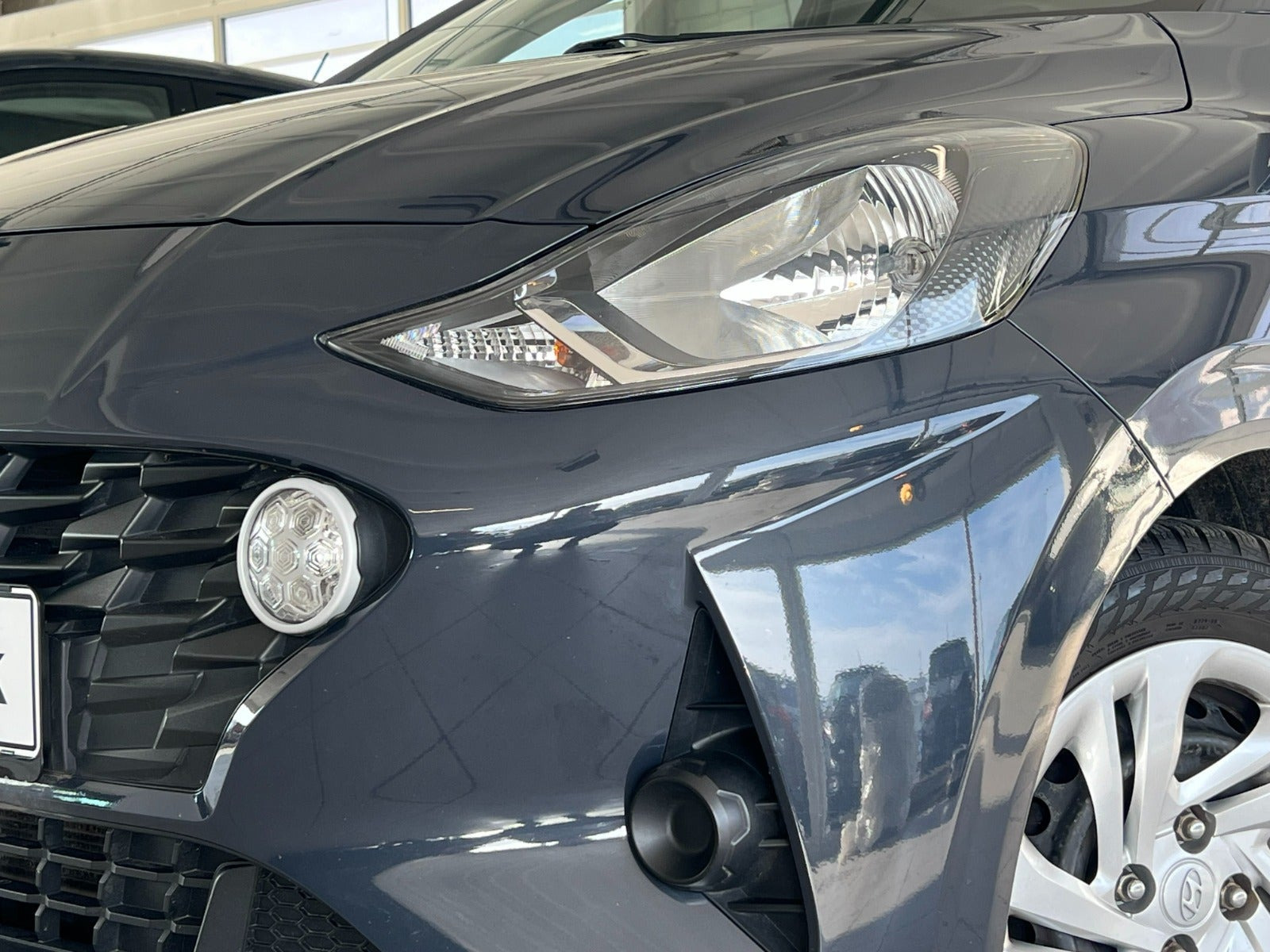 Grå Hyundai i10 fra 2022