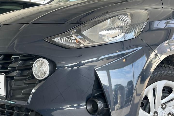Grå Hyundai i10 fra 2022