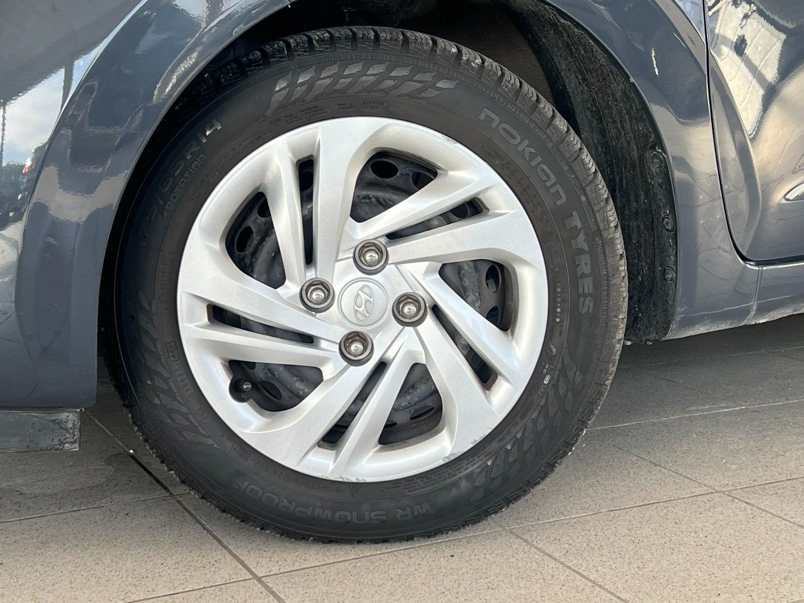 Grå Hyundai i10 fra 2022