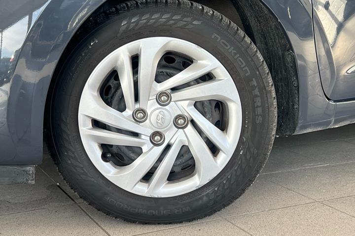 Grå Hyundai i10 fra 2022