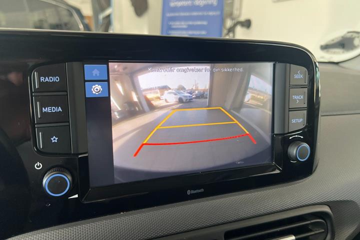 Grå Hyundai i10 fra 2022