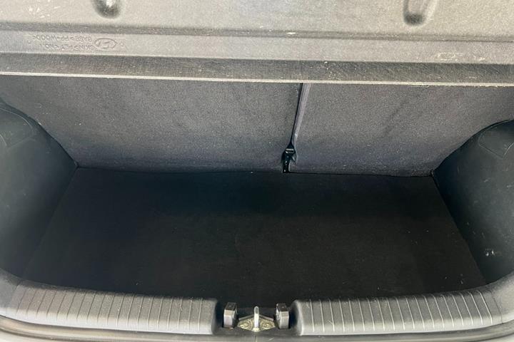 Grå Hyundai i10 fra 2022