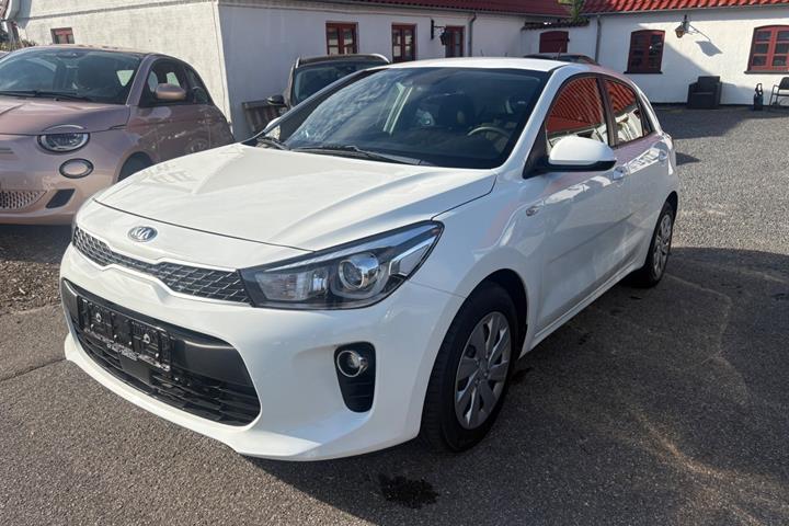 Hvid Kia Rio fra 2017 set udefra